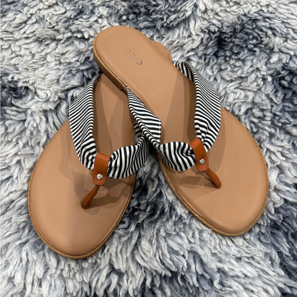 Women’s Thong Sandals -11 wide